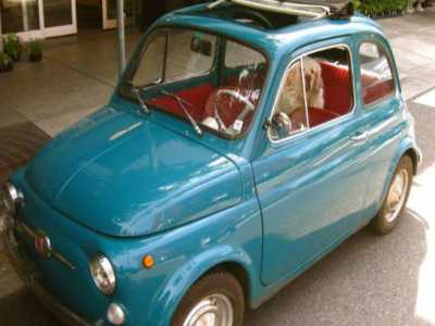La Fiat 500 F turchese con libretto a pagine del 1968